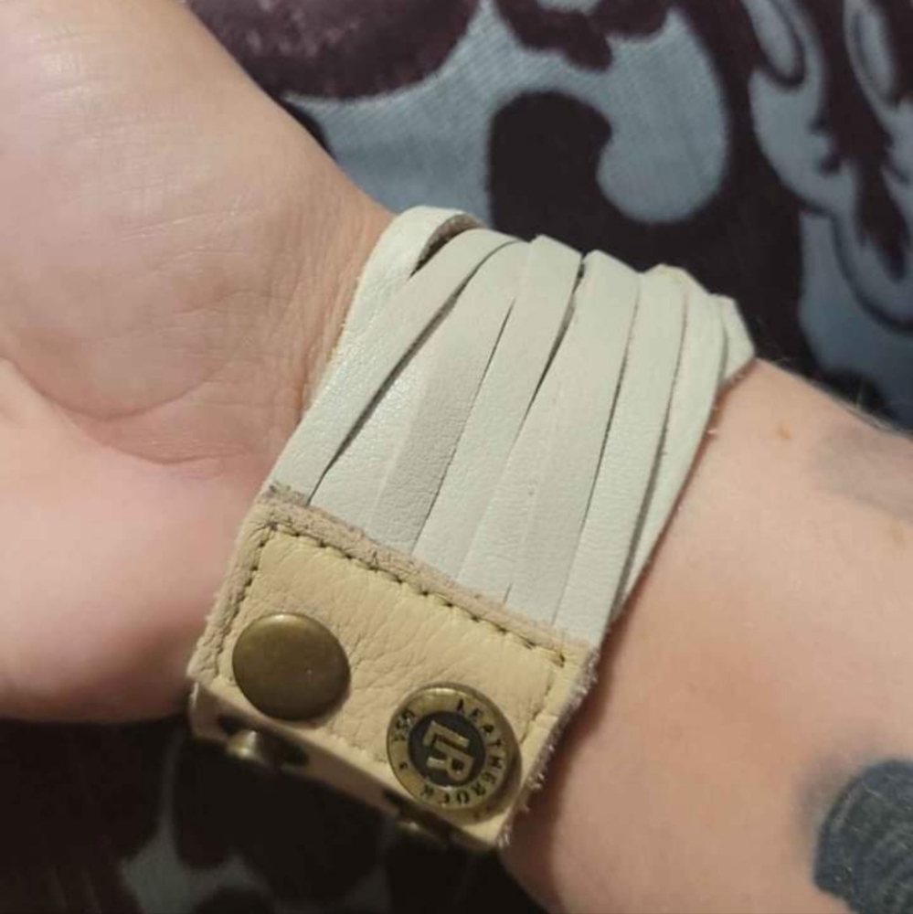 Womens Beautiful leather bracelet RARE - Picture 2 of 2